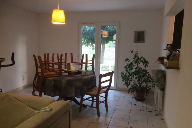 Salle à manger sombre et chargée