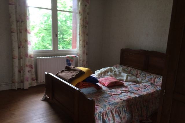 Chambre encombrée, lit défait