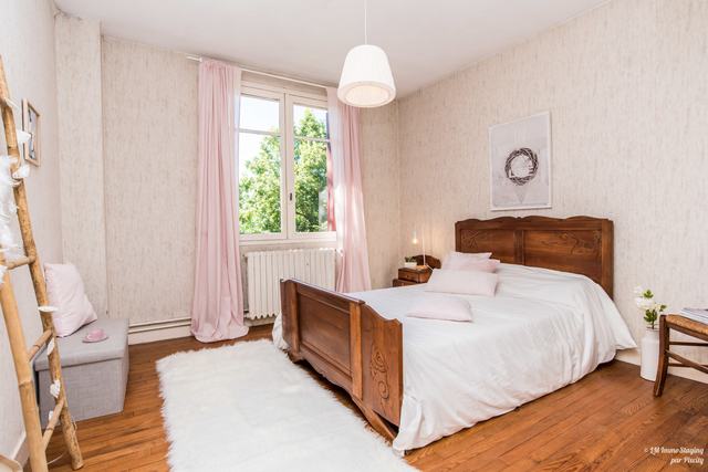 La même chambre en blanc et rouge, lit habillé