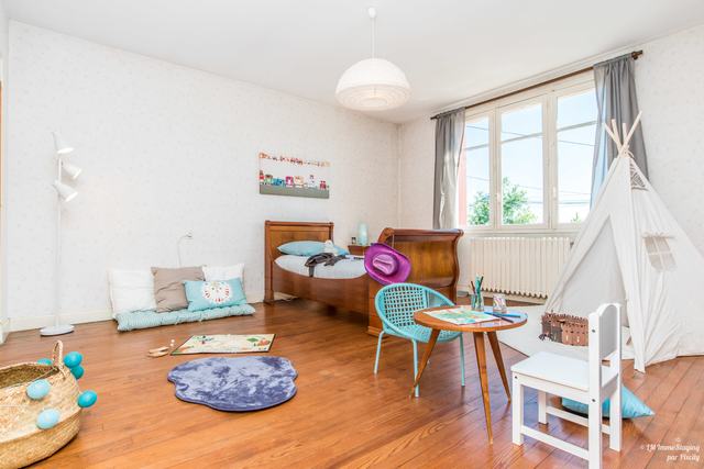La même pièce en chambre d'enfants, tipi et tapis