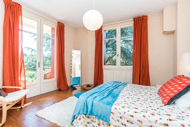 La même chambre rafraîchie, rideaux orange et lit bleu