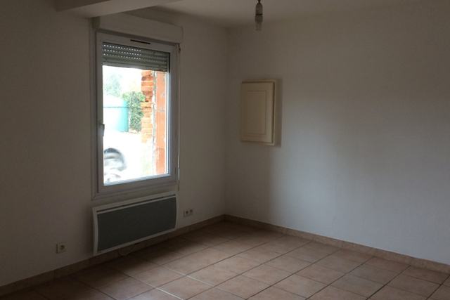 Pièce de vie nue, sans mobilier ni décoration