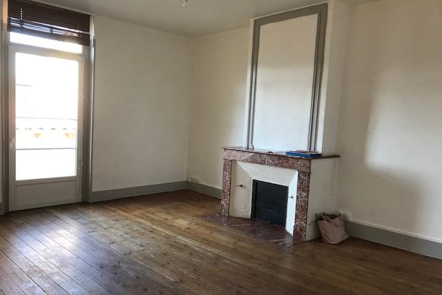 Pièce vide avec cheminée, parquet nu