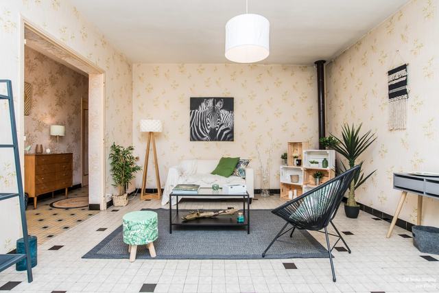 La même pièce transformée en salon accueillant