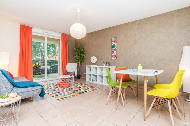 La même pièce meublée, le balcon devenu prolongement du salon