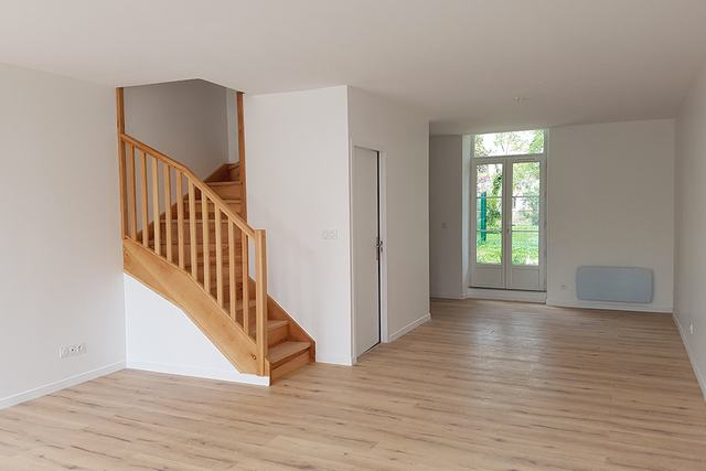 Pièce de vie vide avec escalier bois