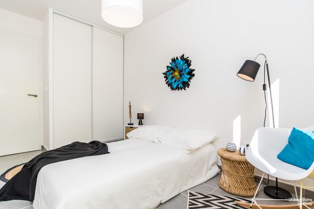 Chambre d'un appartement témoin, mise en scène