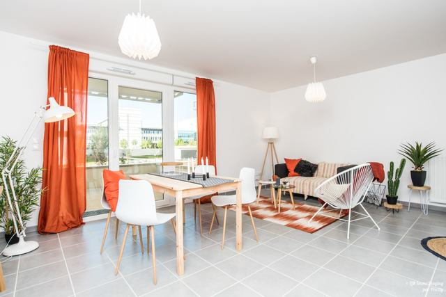 La pièce de vie du même appartement témoin