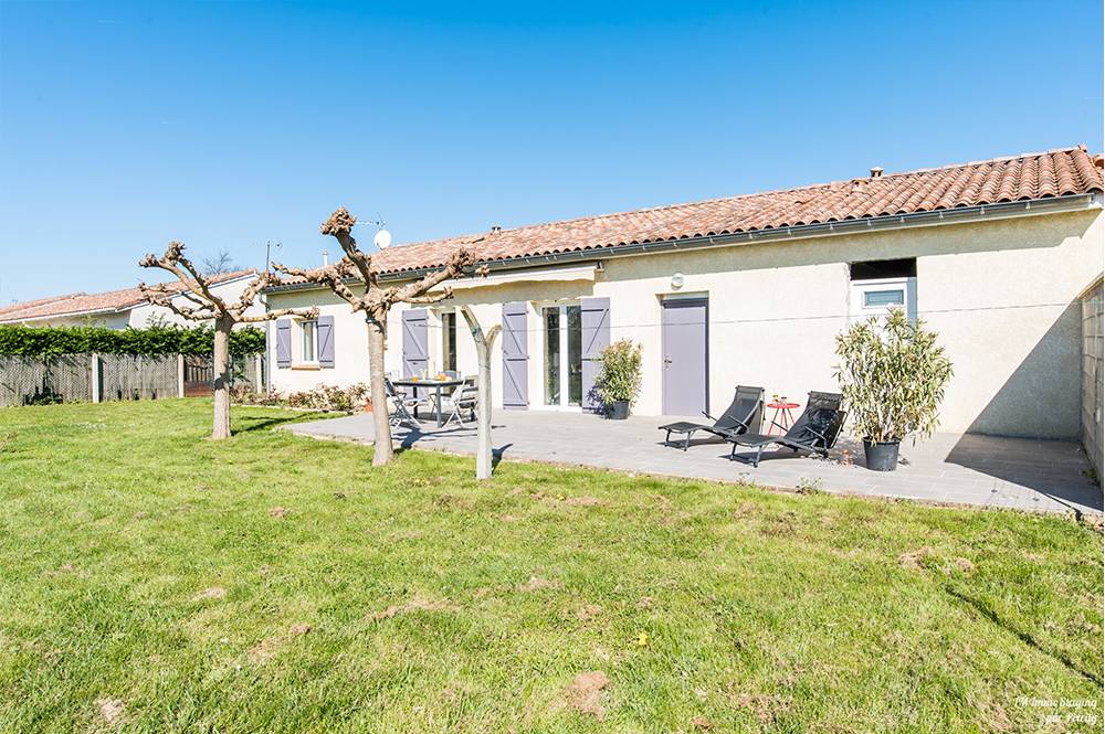 Villa de plain-pied avec terrasse et jardin, vendue à Bessens