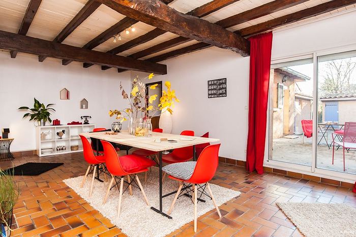 Salle à manger sous poutres apparentes, après home staging