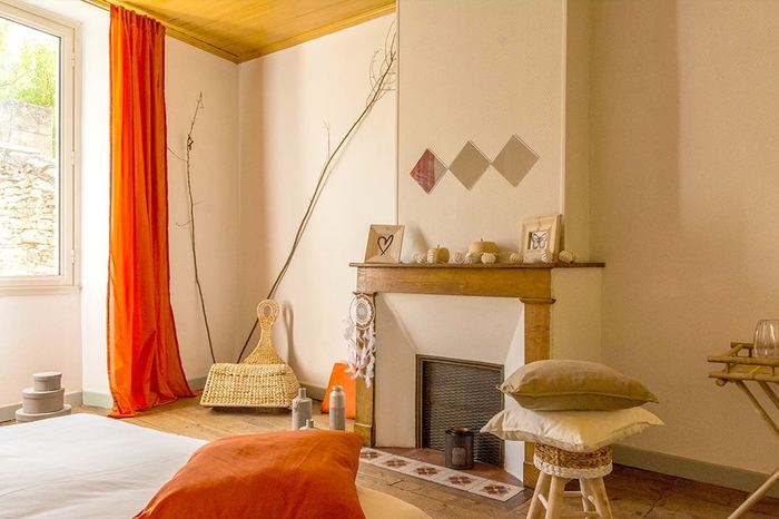 Chambre avec cheminée de pierre, après home staging