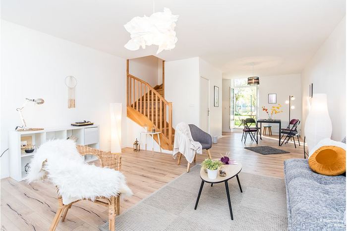 Pièce de vie avec escalier bois, après home staging