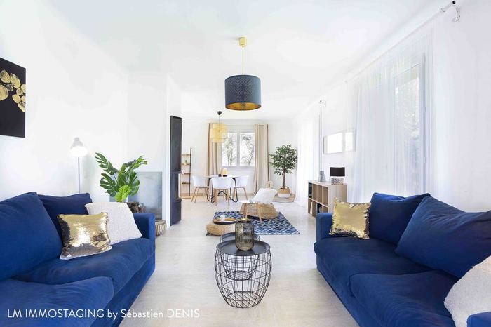 Grand séjour aux canapés bleus, après home staging