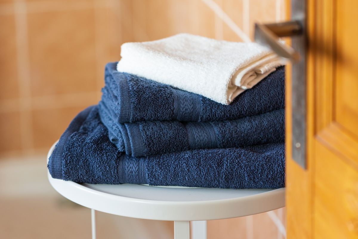 Pile de serviettes pliées et rangées à la verticale dans un panier